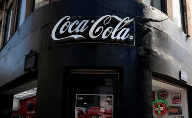 Coca-Cola va a añadir una bebida con azúcar, pero aclara que no renuncia al jarabe de maíz