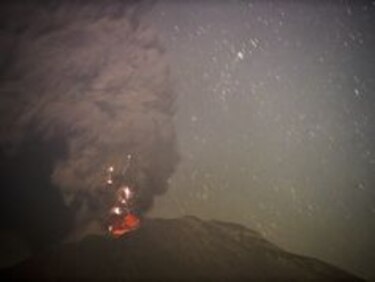 Volcán Calbuco en Chile se mantiene inestable y continúa dispersión de cenizas