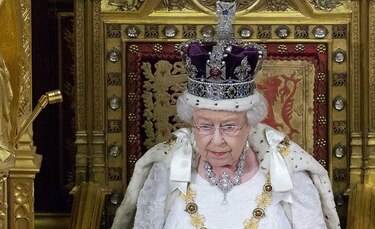 Reina Isabel II habla de impuestos, reforma penitenciaria