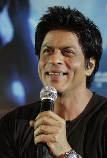 Astro de Bollywood Shah Rukh Khan se disculpa por reyerta