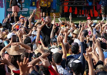 Carnaval en Santiago: sol, agua y música marcan la tercera jornada de fiesta