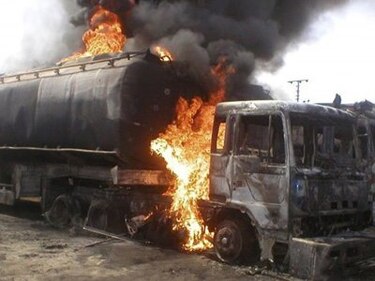 Sube la cifra de muertos por la explosión de un camión de combustible en Nigeria