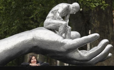 Inauguran en Londres escultura de inspiración religiosa de Lorenzo Quinn