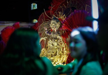 Las Reinas de Calle Arriba y Calle Abajo deslumbran en Las Tablas con un espectacular desfile