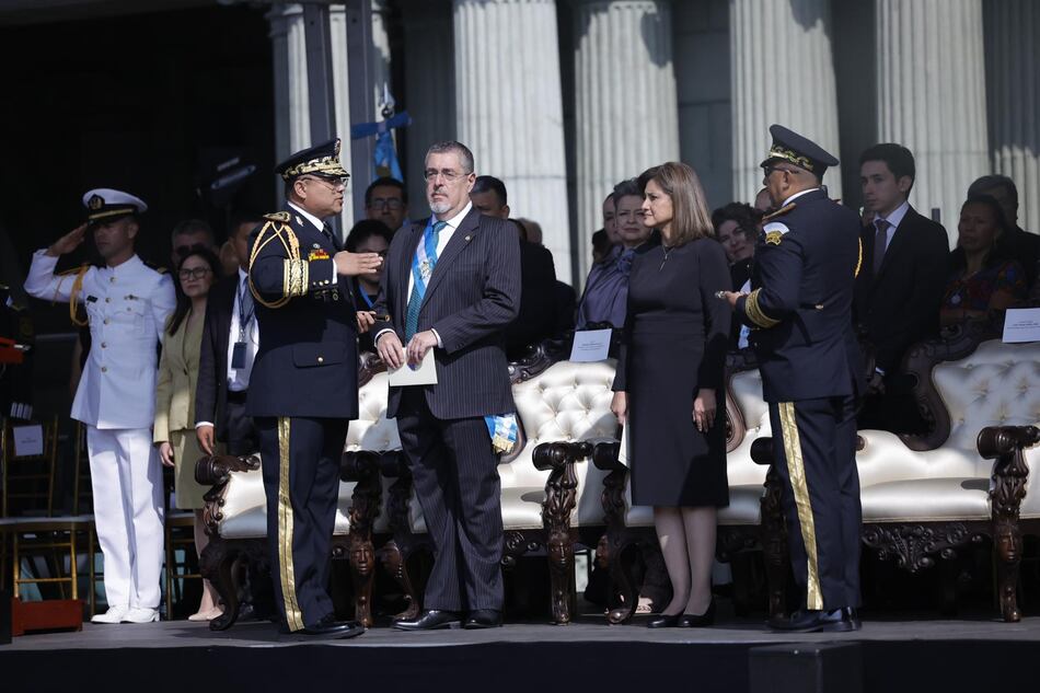 Arévalo realiza visitas a la iglesia y al Ejército en su primer día como presidente