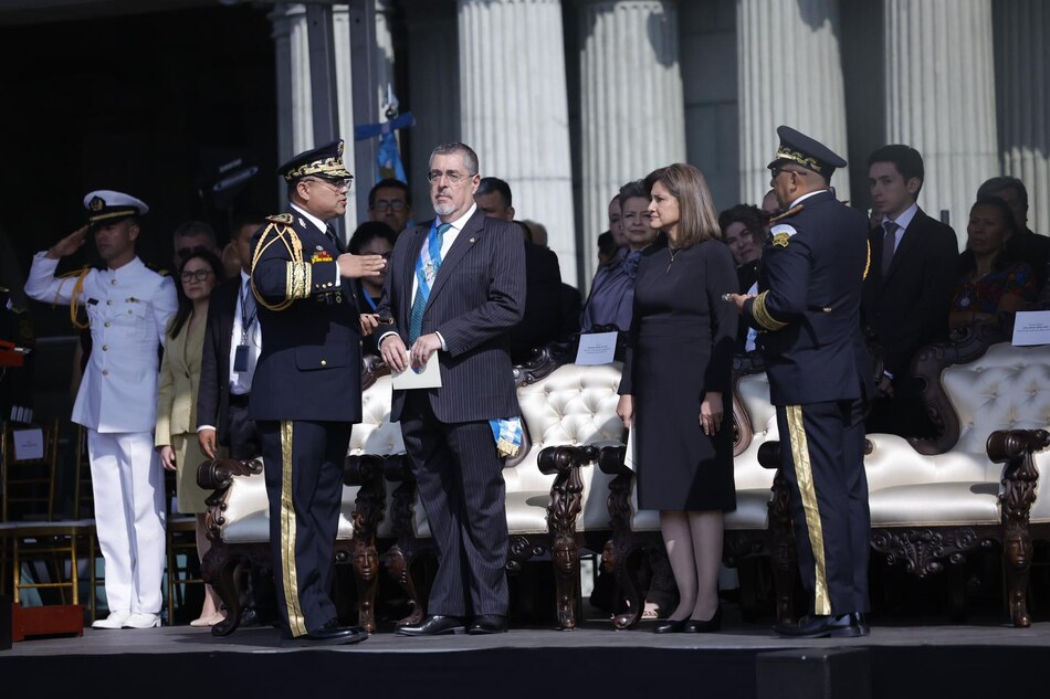 Arévalo realiza visitas a la iglesia y al Ejército en su primer día como presidente