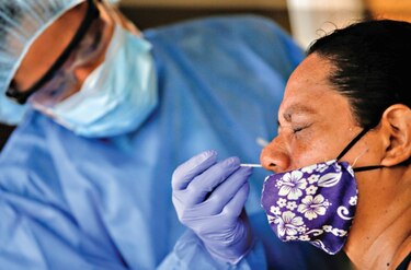 1,098 trabajadores de la salud aislados y 79 hospitalizados