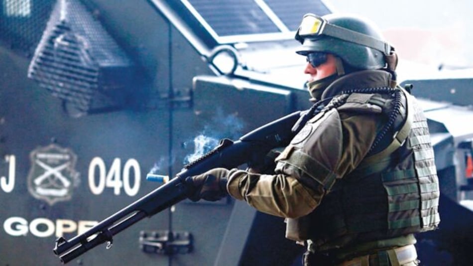 Militares imponen toque de queda en calles de Chile