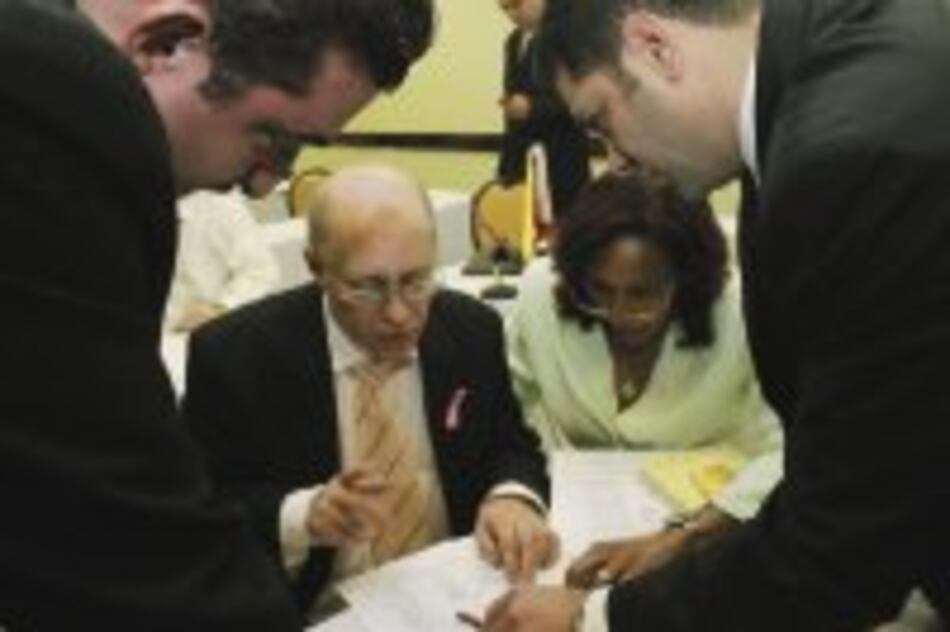 Partidos y grupos promotores evalúan reglamento interno