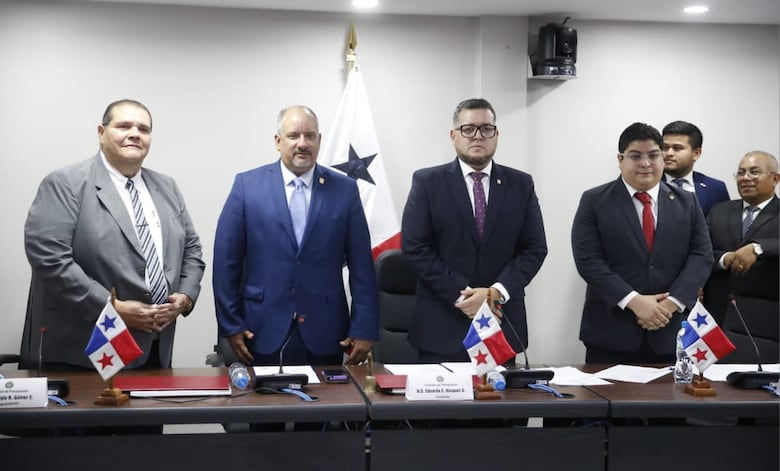 Comisión de Presupuesto: Eduardo Vásquez presidente y Sergio Gálvez vicepresidente