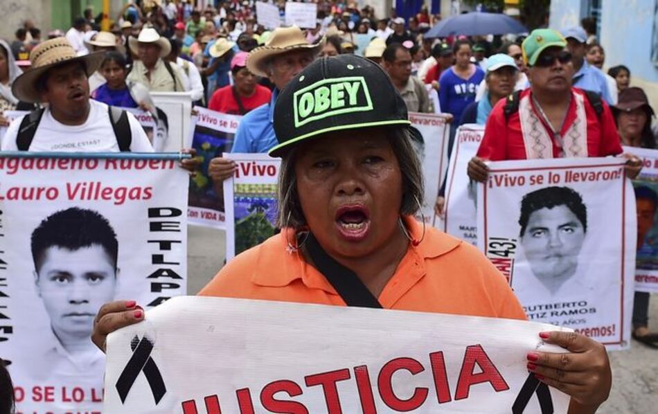 México, padres de estudiantes desaparecidos recorren escenas del crimen