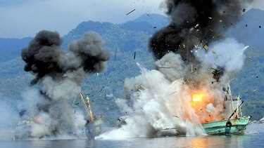 Indonesia: Destruyen barcos por pesca ilegal