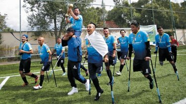 El fútbol también se puede jugar con una sola pierna