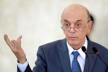 Canciller de Brasil, José Serra, presenta su renuncia por problemas de salud