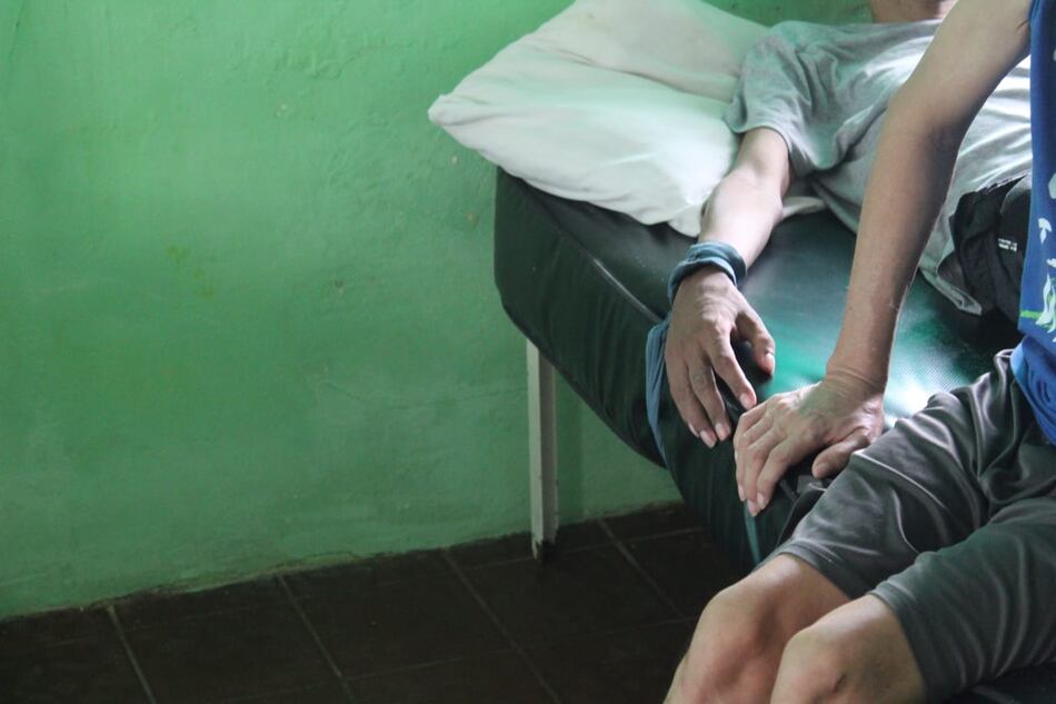 Centros de atención para adultos mayores: sobredosis, abusos y comida vencida