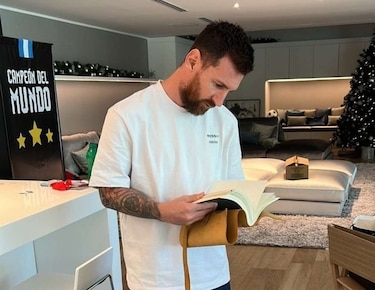Messi recibe libro dedicado por sus vecinos de Rosario antes de su viaje a París