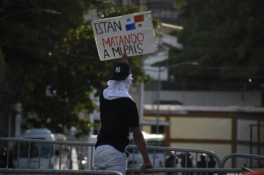 Enfrentamientos en las inmediaciones de la Asamblea Nacional; vandalizaron un local comercial