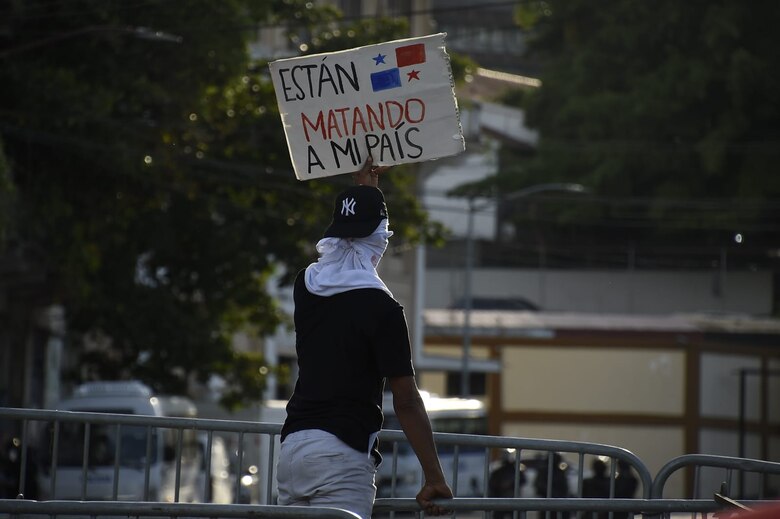 Enfrentamientos en las inmediaciones de la Asamblea Nacional; vandalizaron un local comercial