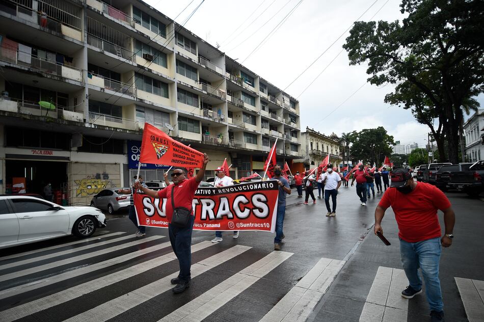 Urge un plan de austeridad; reclamos  en las calles no cesan