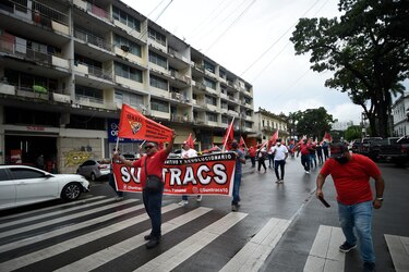 Urge un plan de austeridad; reclamos  en las calles no cesan