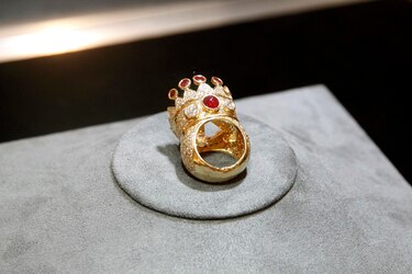 El cantante Drake es el comprador del anillo de Tupac Shakur vendido por 1 millón