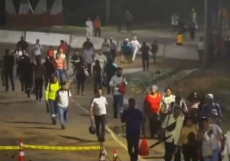 Larga caminata para tomar el autobús, tras el cierre de la vía Transístmica en el Guarumal