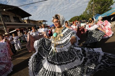 Fotogalería: Tunas de tambores y violines en el Martes de Carnaval en Santo Domingo