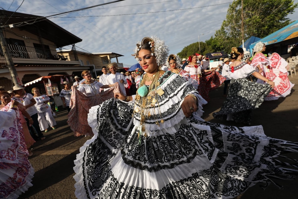 Fotogalería: Tunas de tambores y violines en el Martes de Carnaval en Santo Domingo