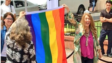 Conferencia Episcopal cuestiona izada de bandera LGBTI; activistas afirman que Iglesia discrimina