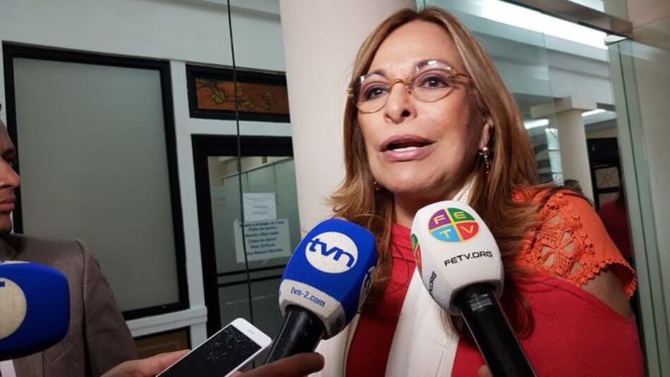 Balbina Herrera interpondrá acciones legales contra la mujer que le lanzó una botella