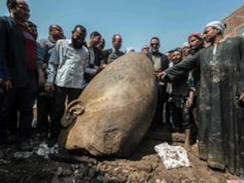 Descubren gran estatua antigua en barrio de El Cairo