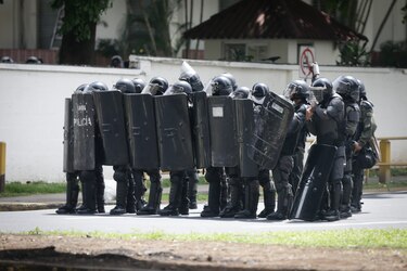 Gritos de manifestantes rompen el mutismo de Cortizo