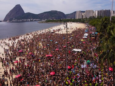 El Carnaval de Brasil vuelve a las calles de Recife al compás de su gallo gigante