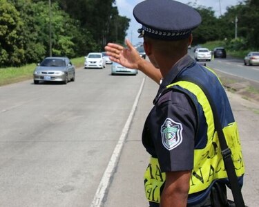 Policía Nacional deja sin efecto multas por vehículos mal estacionados