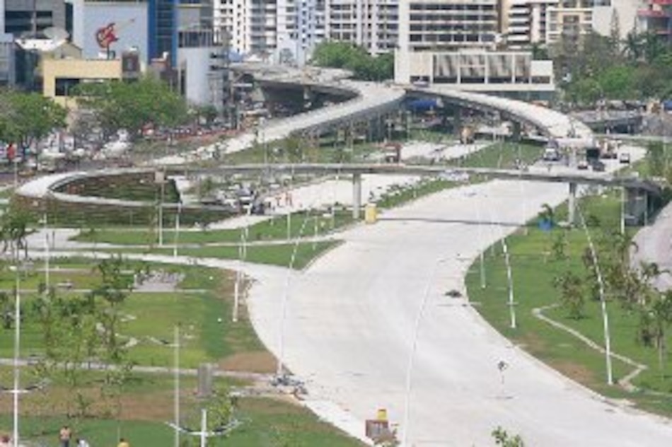 Torrijos con su cinta y Mireya con su puente