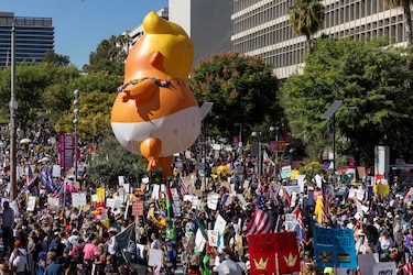 Millones de personas en  Estados Unidos protestan contra Trump: ‘No queremos reyes’