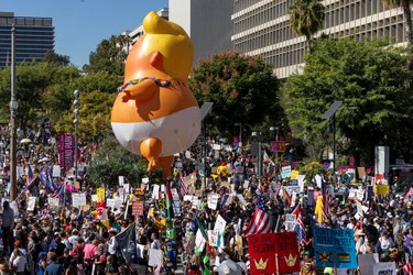 Millones de personas en Estados Unidos protestan contra Trump: ‘No queremos reyes’