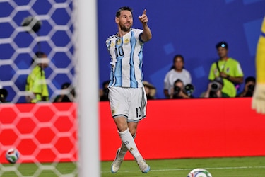 Messi iguala récord de goles en los mundiales y Argentina vence 3-0 a Argelia