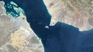Por qué el estrecho de Bab el‑Mandeb es clave para el comercio mundial y cómo el avance de los hutíes podría desencadenar una crisis marítima