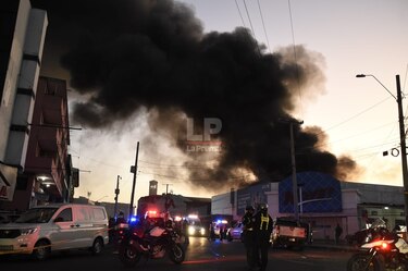 Se incendia una bodega de textiles y alfombras en Calidonia