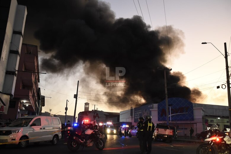 Se incendia una bodega de textiles y alfombras en Calidonia