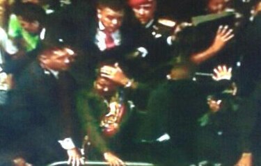 Lanzan objetos contra caravana de Maduro tras desfile militar