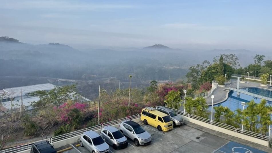 Humo tóxico sale de cerro Patacón y se desplaza lentamente por la ciudad