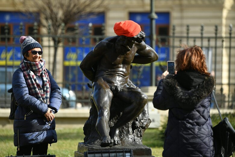 Museo rumano arrebuja a sus estatuas para concientizar sobre los sintecho