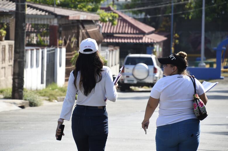 De casa en casa, así se hace una encuesta política