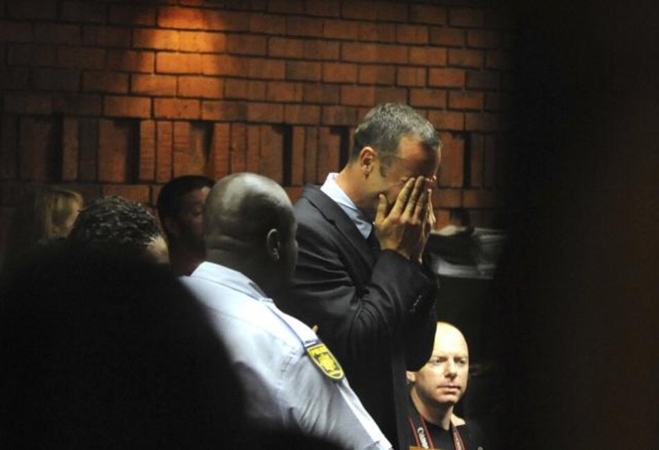 Pistorius recibe entre lágrimas acusación por asesinato de su novia