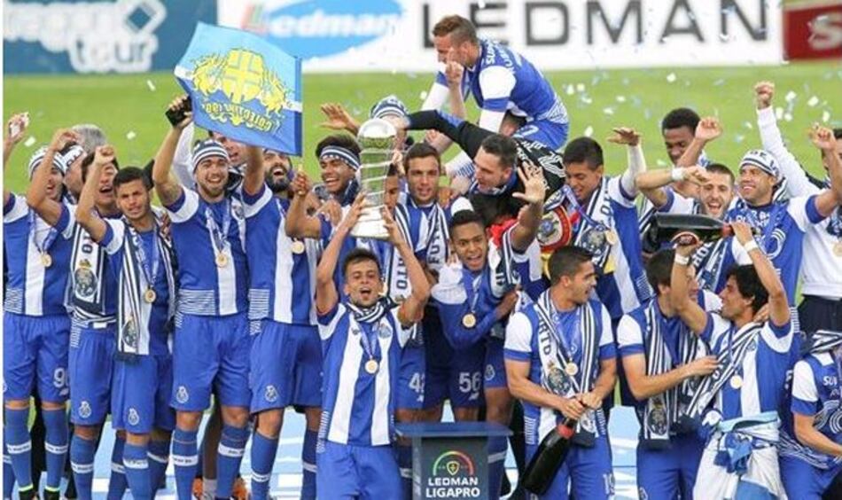 Ismael Díaz celebra su primer título en el fútbol de Portugal