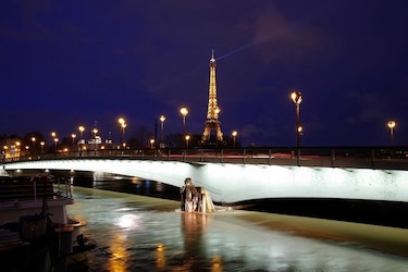 Cientos evacúan París mientras continúan crecidas del río Sena