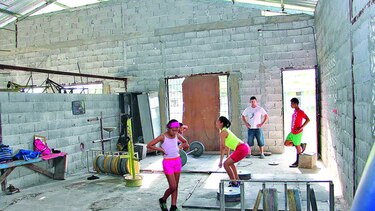 Pesistas abogan por mejoras a gimnasio