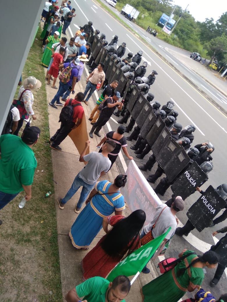 Gobierno presenta nueva propuesta a indígenas para que reabran la vía Interamericana